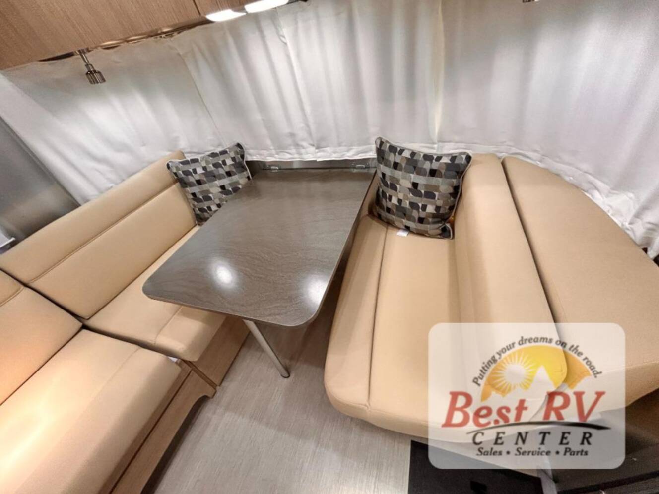 A photo of this 2017 Airstream Flying Cloud 23D Bunk