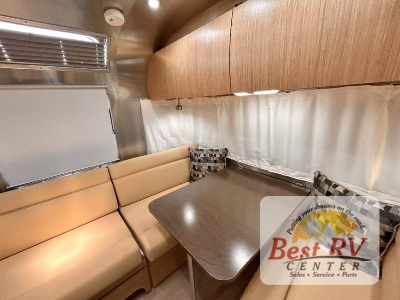 A photo of this 2017 Airstream Flying Cloud 23D Bunk