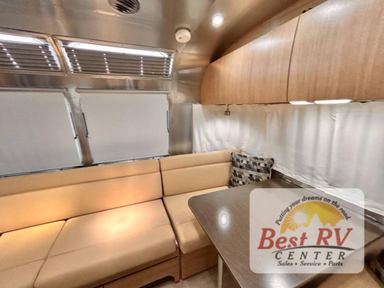 A photo of this 2017 Airstream Flying Cloud 23D Bunk