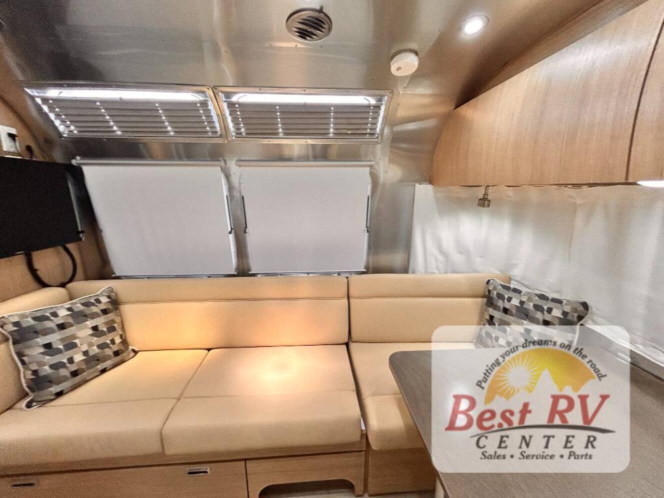 A photo of this 2017 Airstream Flying Cloud 23D Bunk