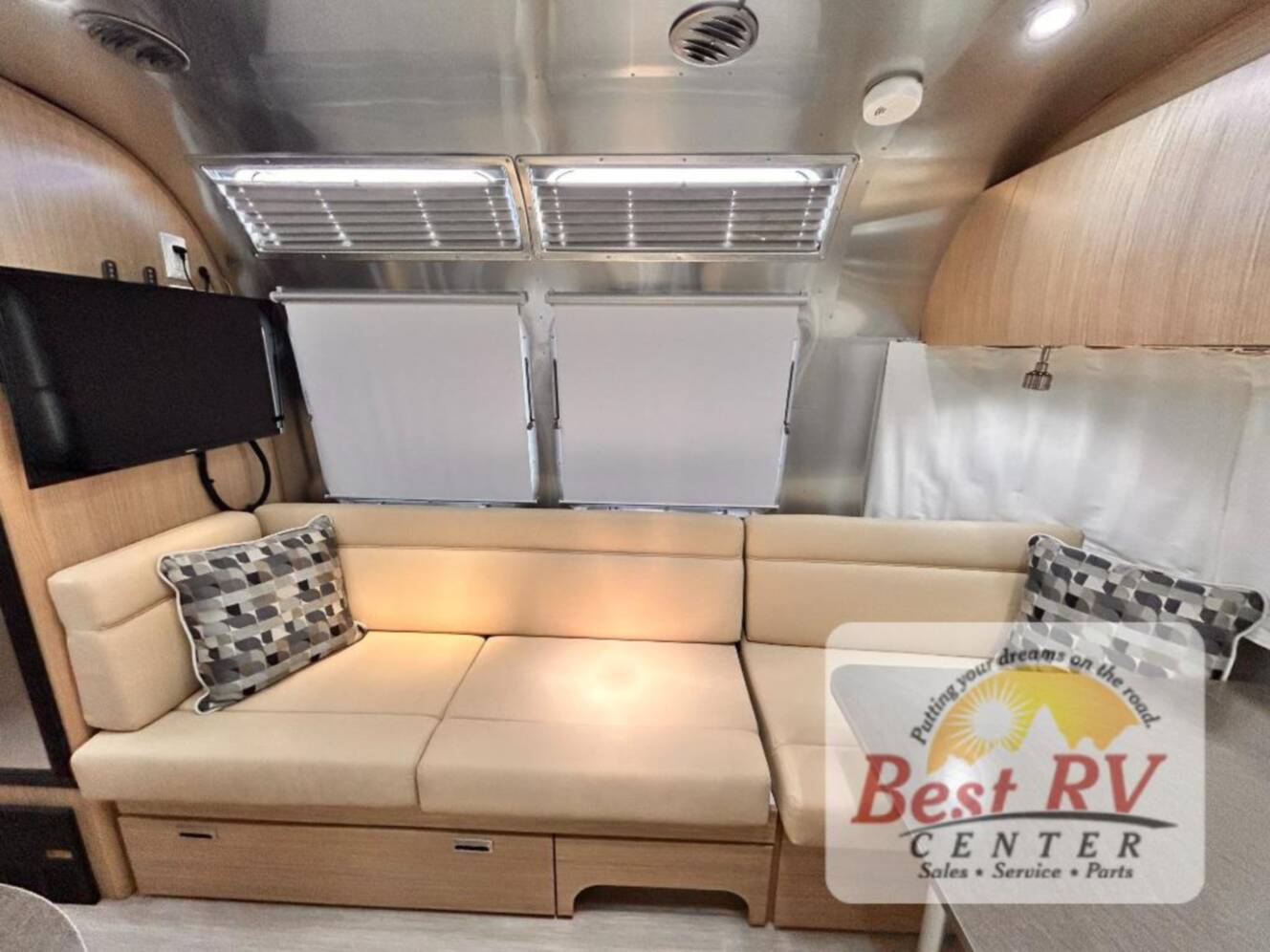 A photo of this 2017 Airstream Flying Cloud 23D Bunk