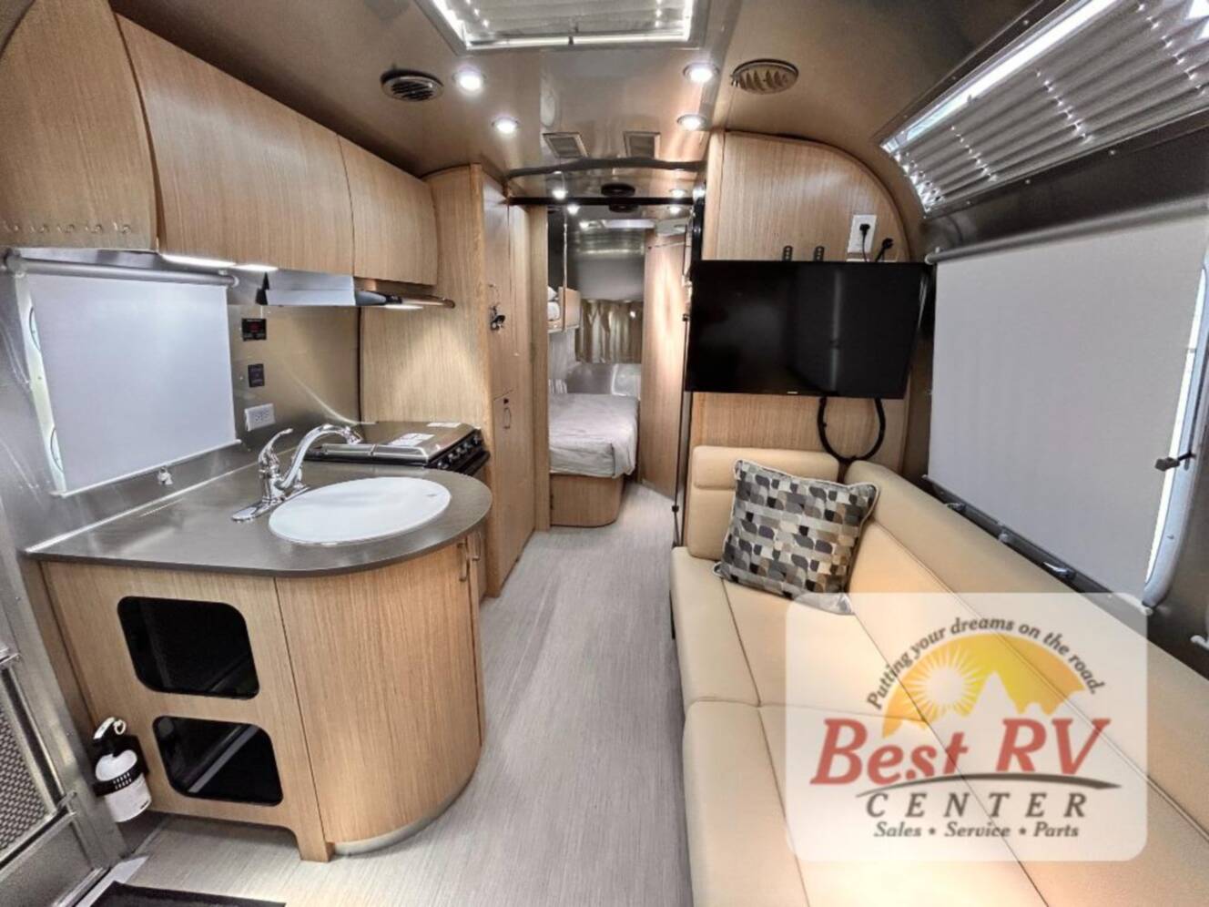 A photo of this 2017 Airstream Flying Cloud 23D Bunk