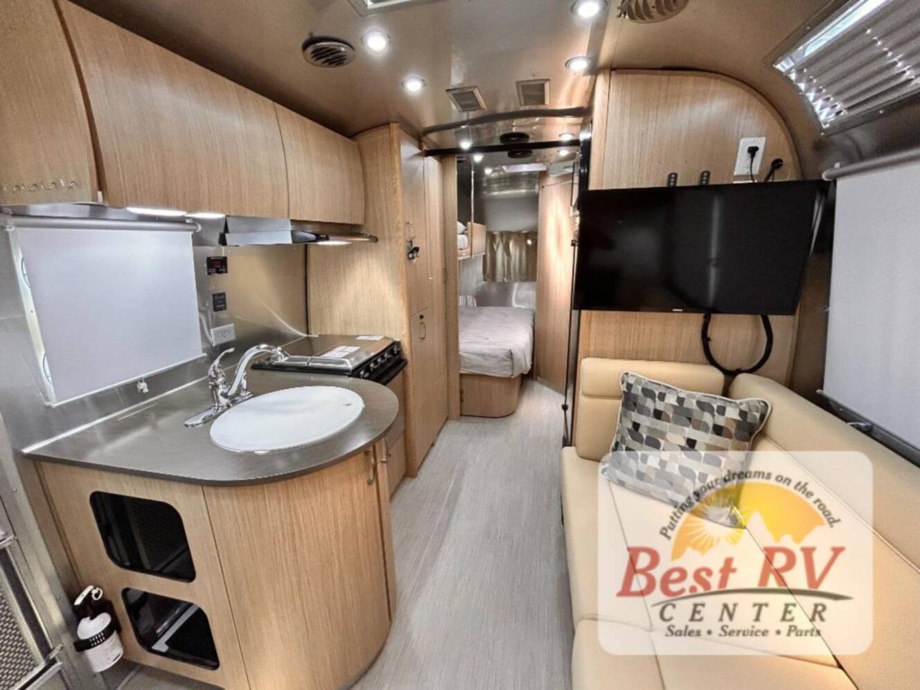 A photo of this 2017 Airstream Flying Cloud 23D Bunk
