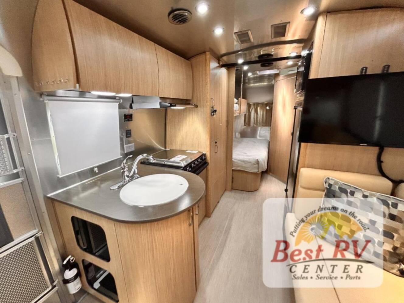A photo of this 2017 Airstream Flying Cloud 23D Bunk