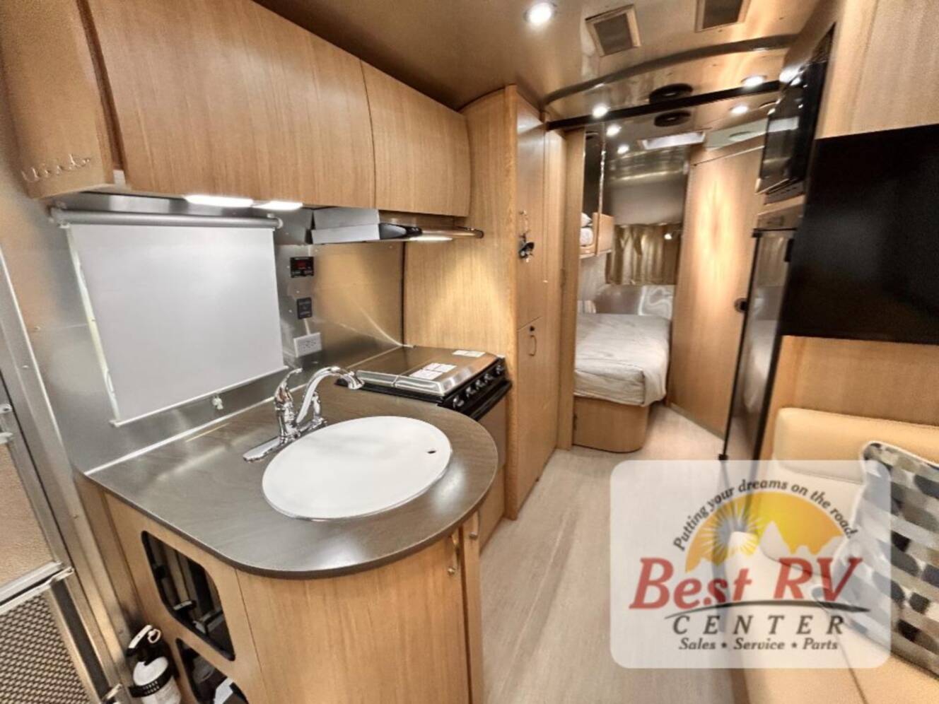 A photo of this 2017 Airstream Flying Cloud 23D Bunk
