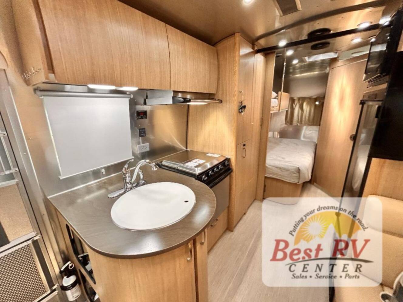 A photo of this 2017 Airstream Flying Cloud 23D Bunk