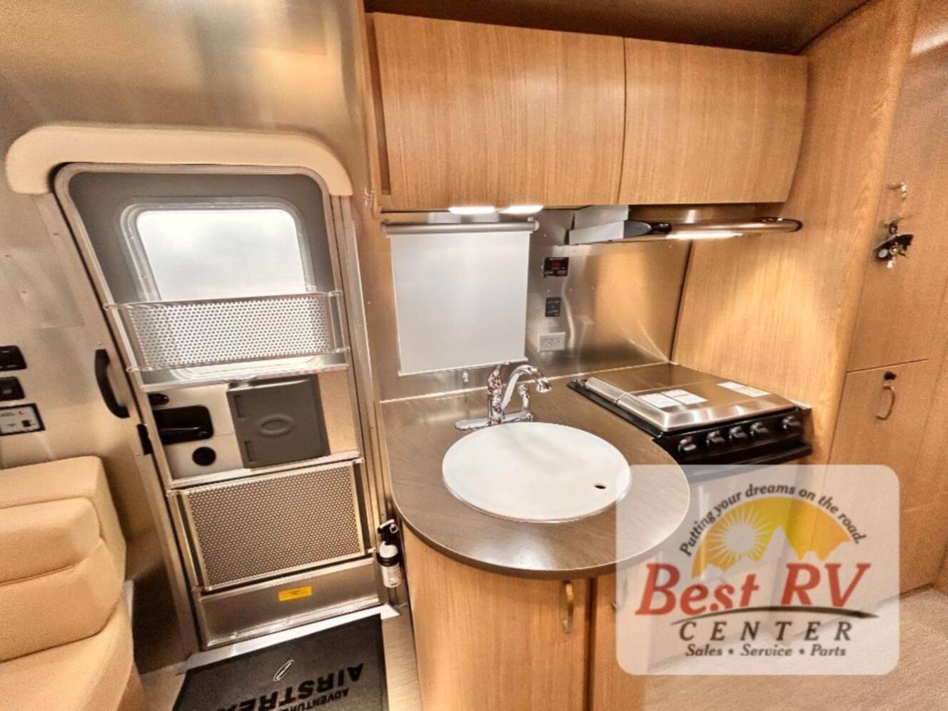 A photo of this 2017 Airstream Flying Cloud 23D Bunk