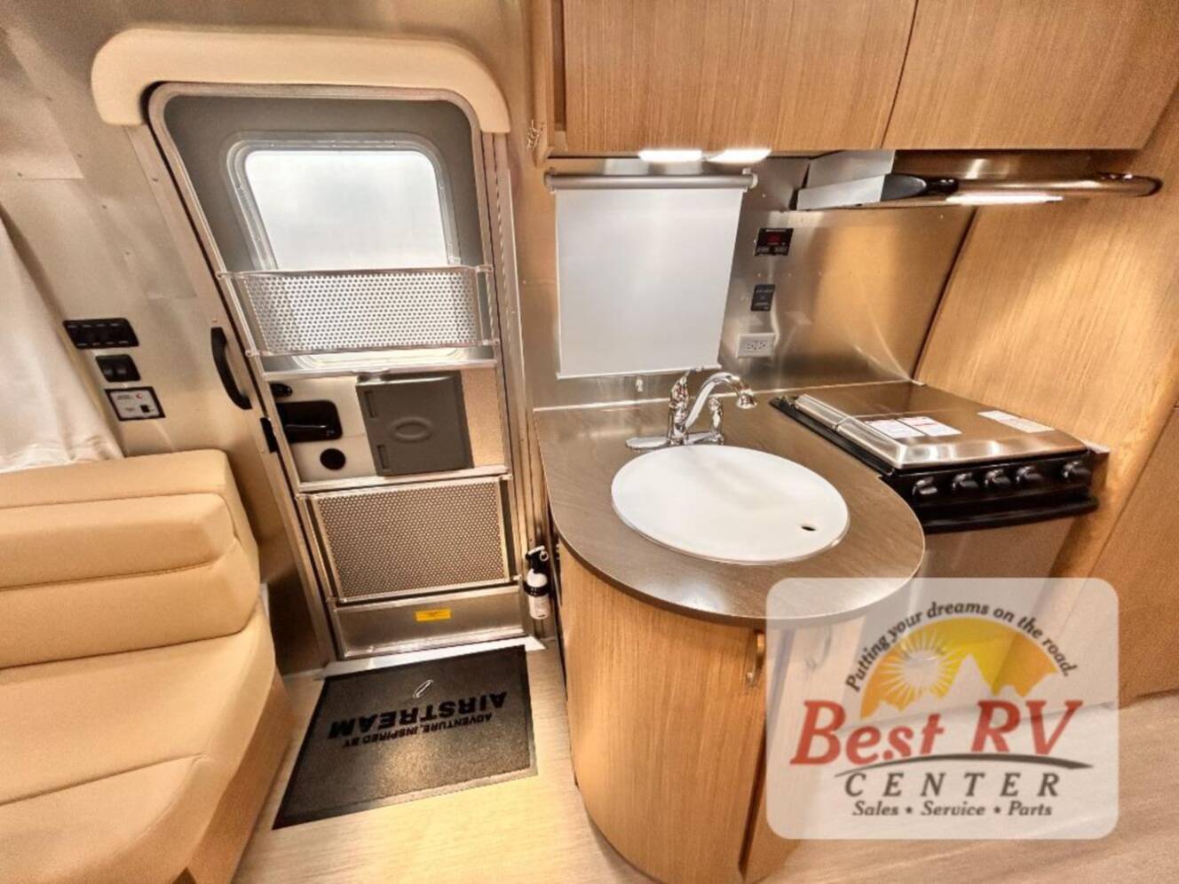 A photo of this 2017 Airstream Flying Cloud 23D Bunk