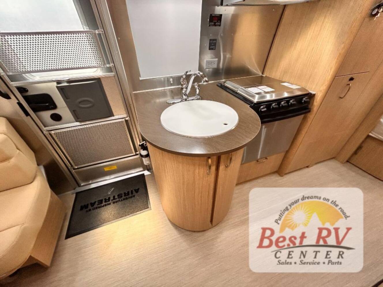 A photo of this 2017 Airstream Flying Cloud 23D Bunk