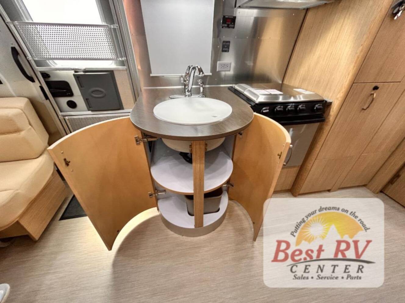 A photo of this 2017 Airstream Flying Cloud 23D Bunk