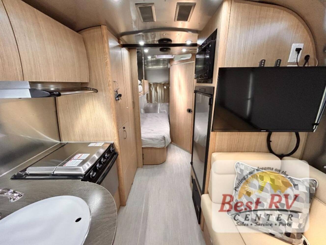 A photo of this 2017 Airstream Flying Cloud 23D Bunk