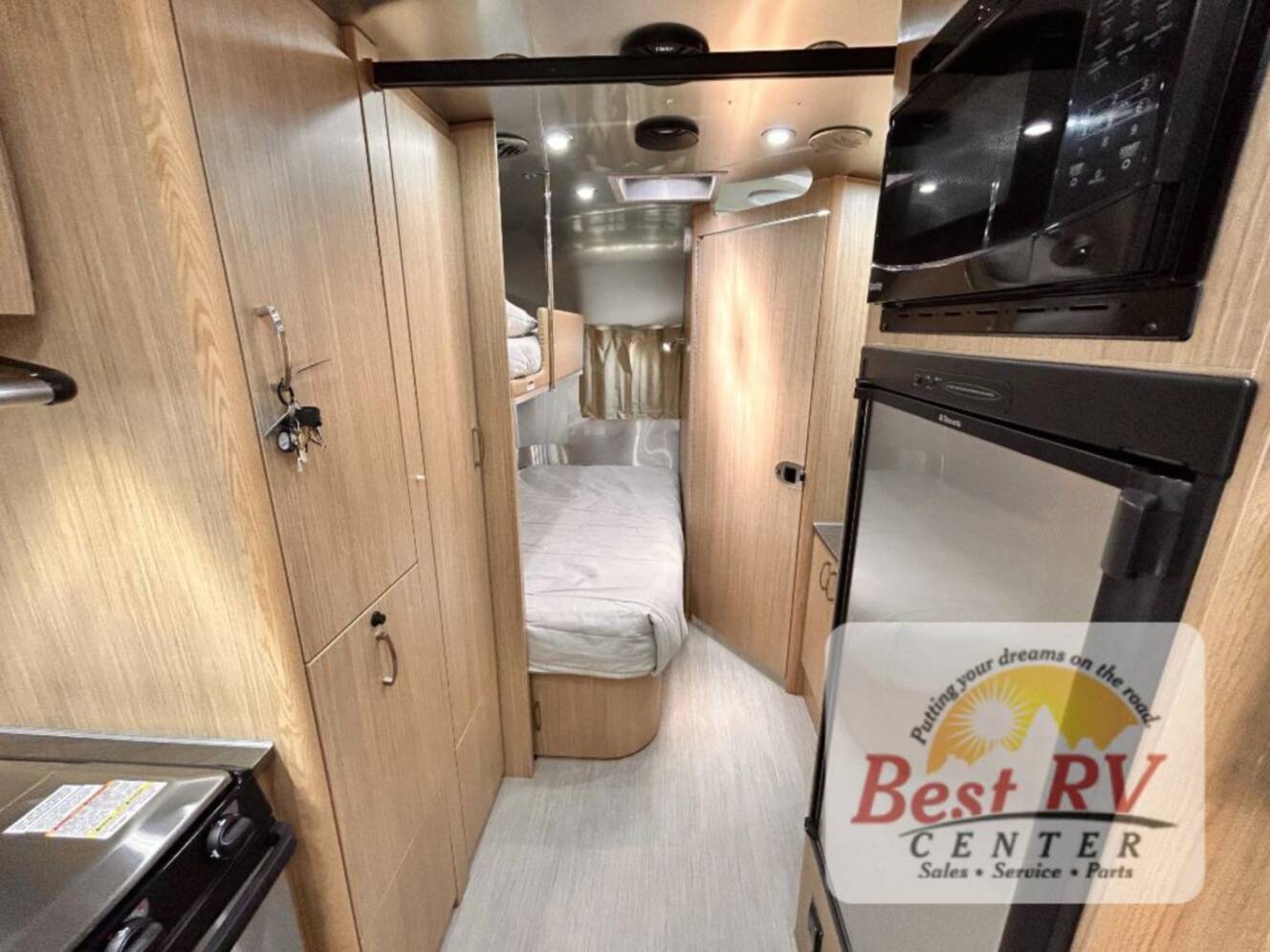 A photo of this 2017 Airstream Flying Cloud 23D Bunk