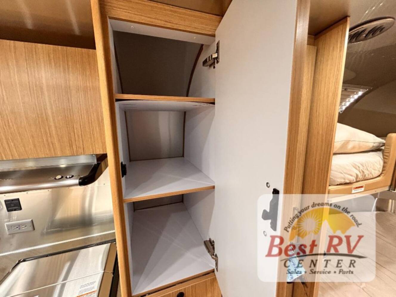 A photo of this 2017 Airstream Flying Cloud 23D Bunk