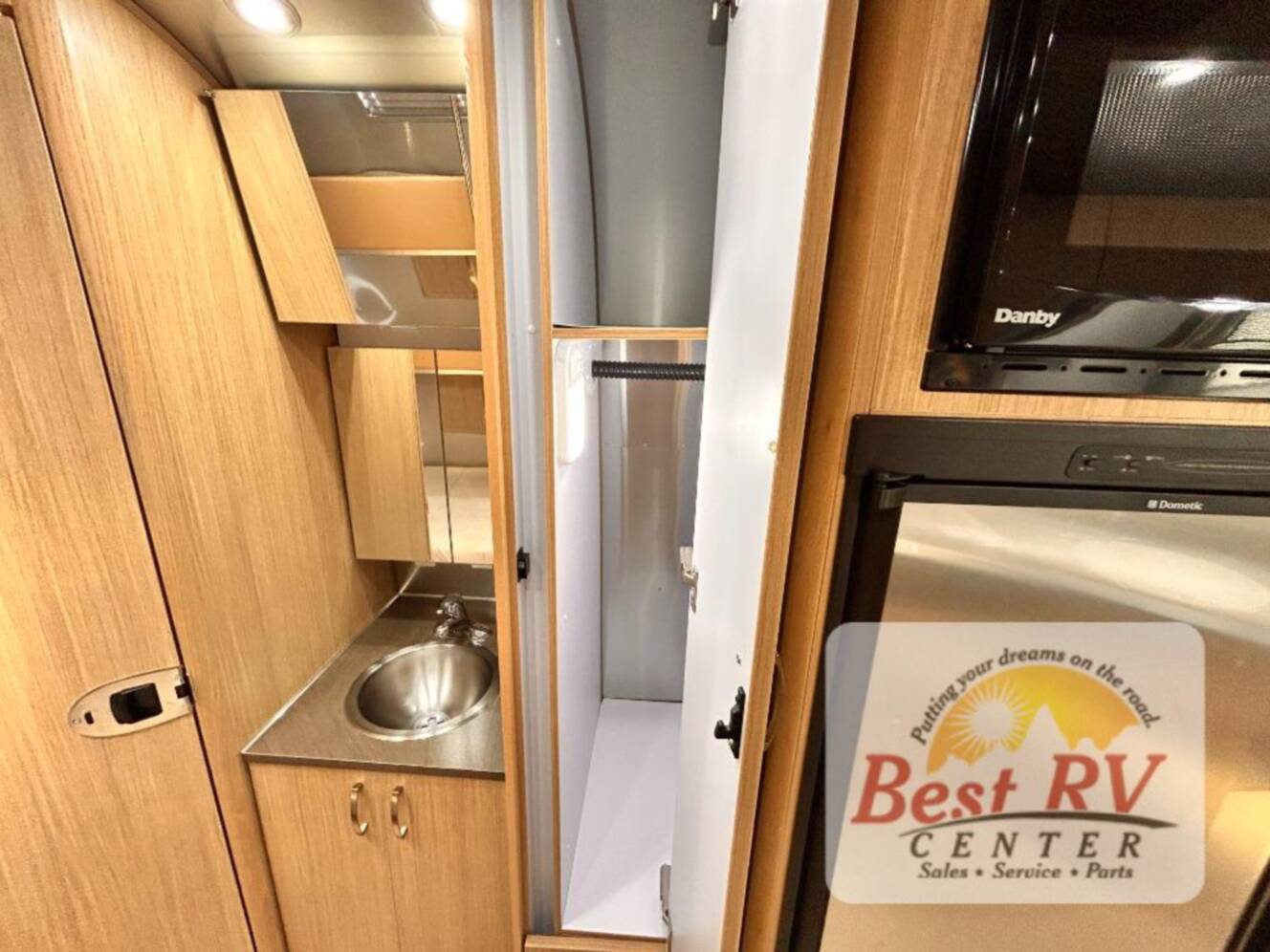 A photo of this 2017 Airstream Flying Cloud 23D Bunk
