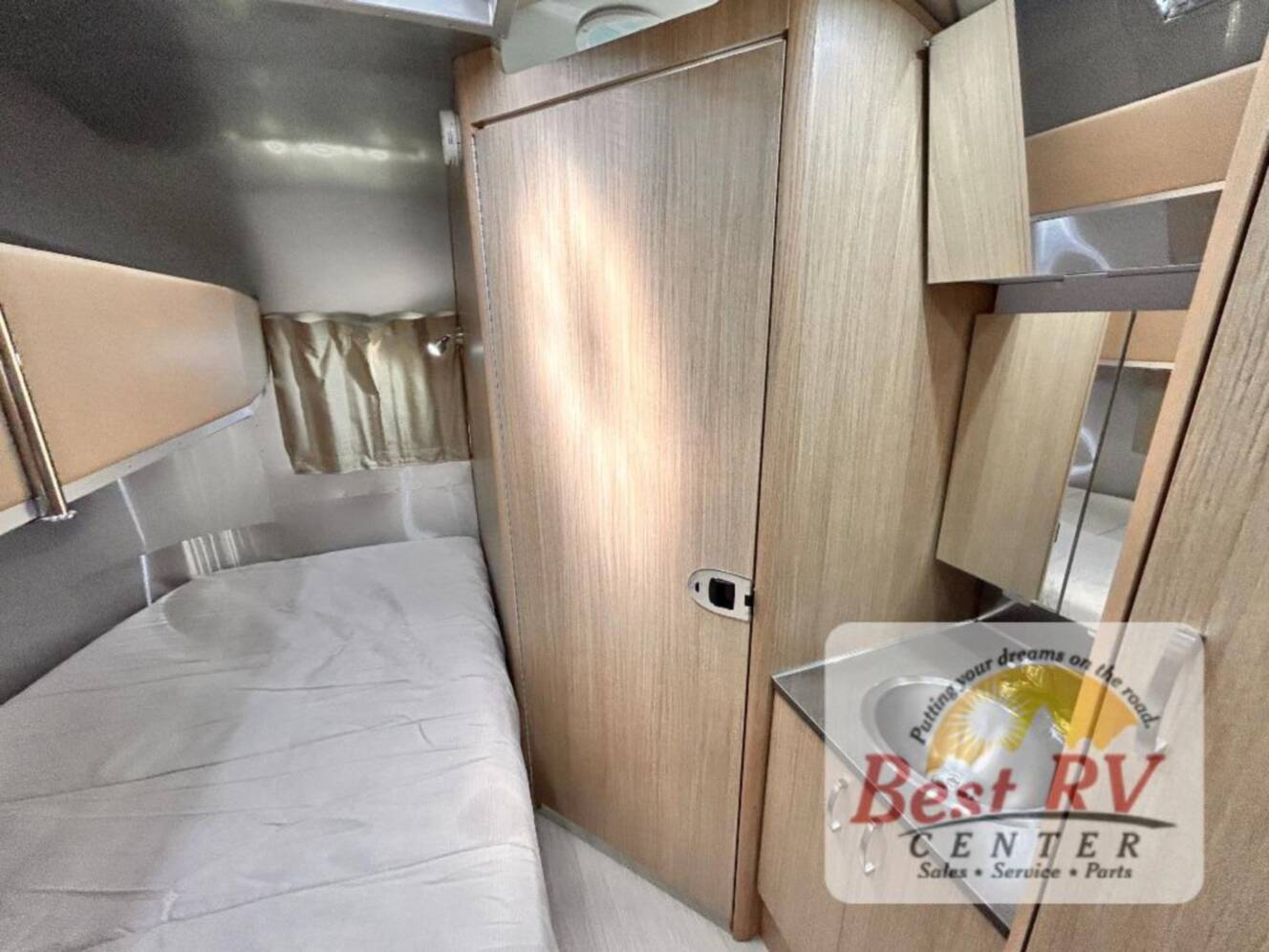 A photo of this 2017 Airstream Flying Cloud 23D Bunk
