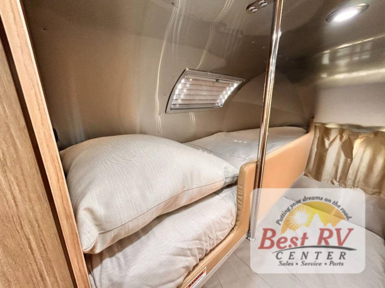 A photo of this 2017 Airstream Flying Cloud 23D Bunk