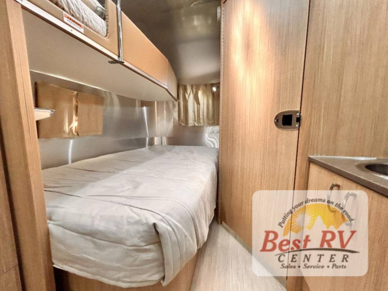 A photo of this 2017 Airstream Flying Cloud 23D Bunk