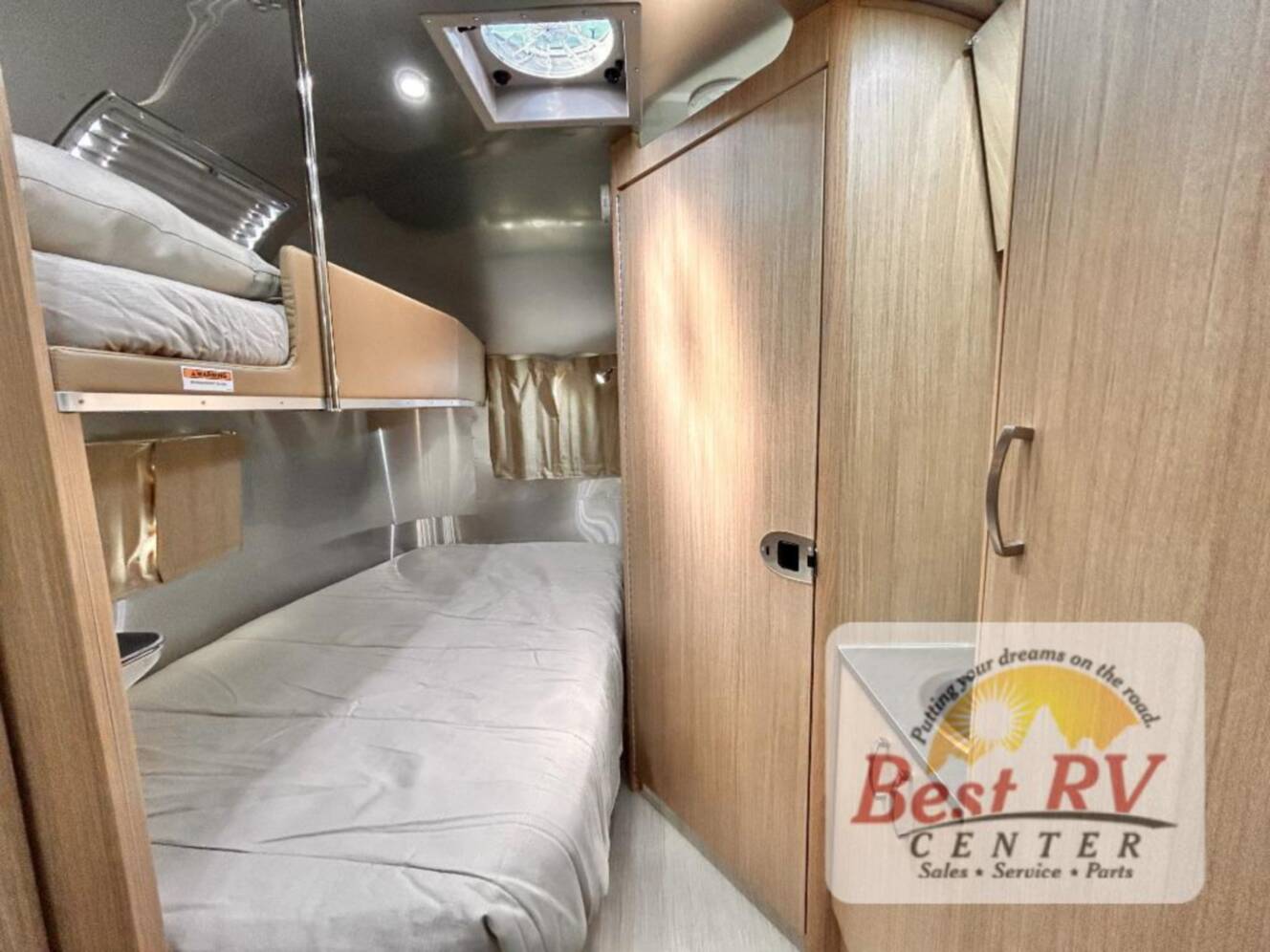 A photo of this 2017 Airstream Flying Cloud 23D Bunk