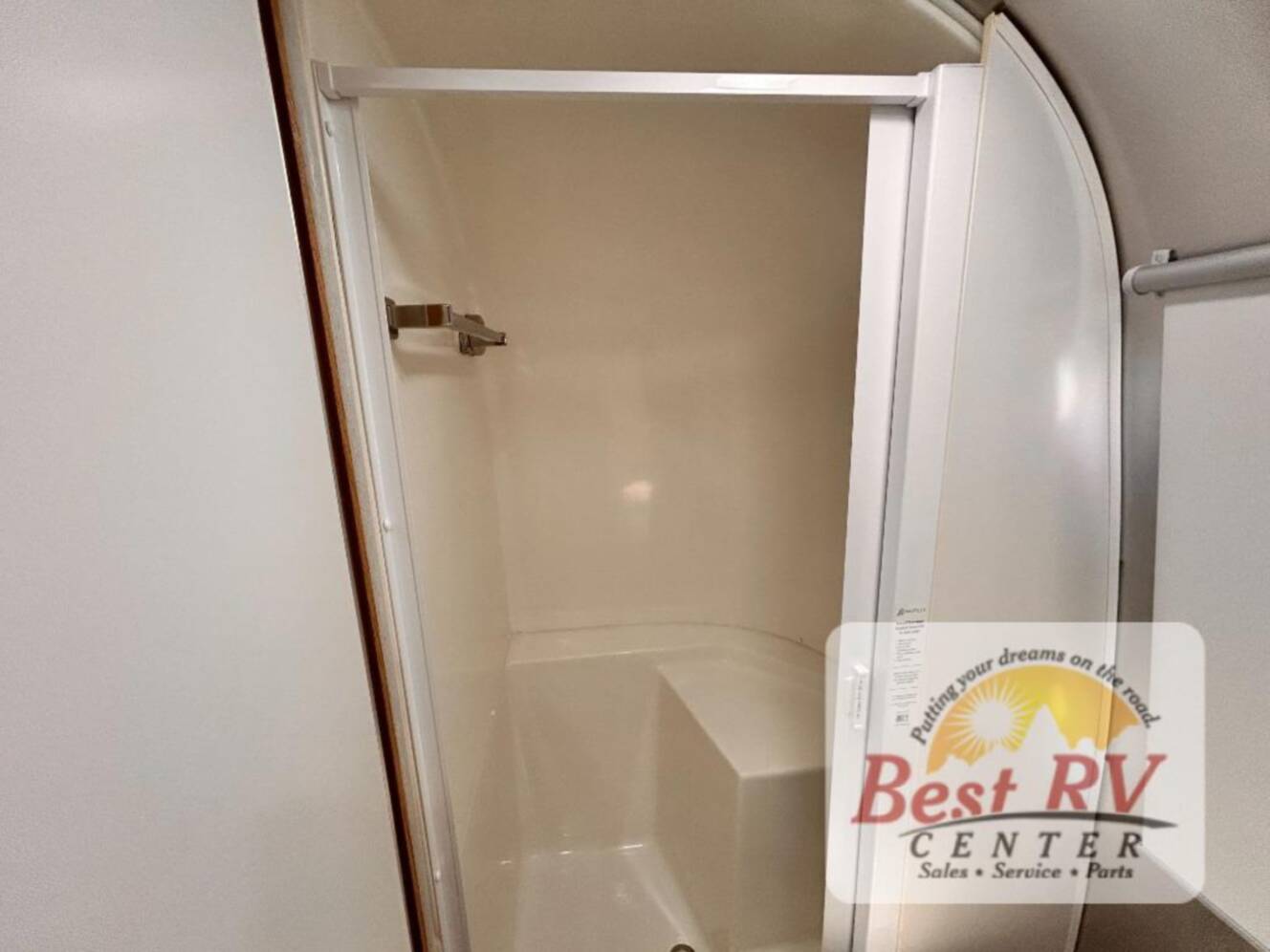 A photo of this 2017 Airstream Flying Cloud 23D Bunk