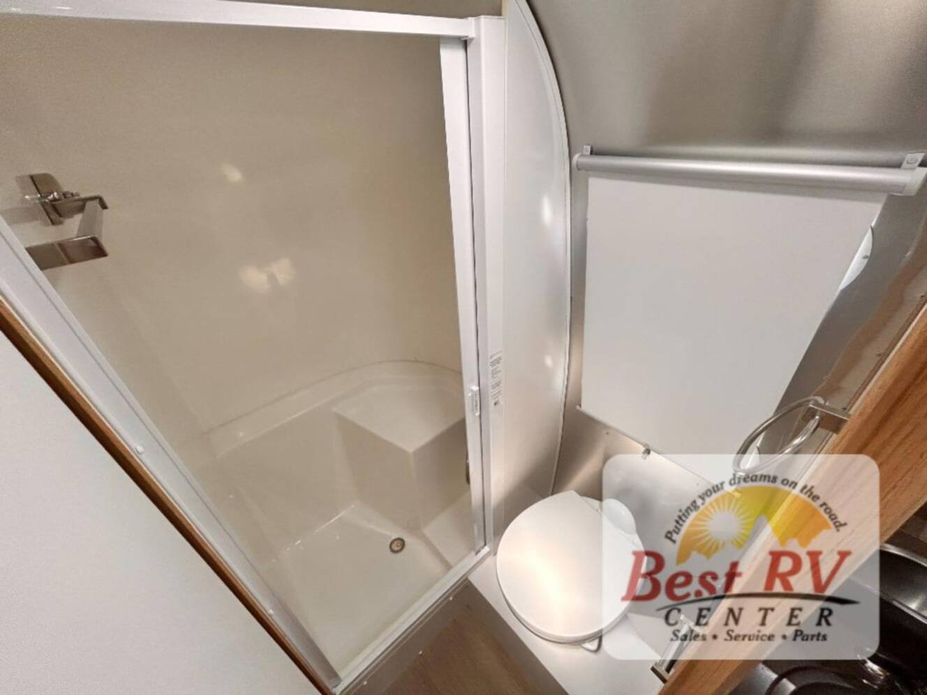 A photo of this 2017 Airstream Flying Cloud 23D Bunk