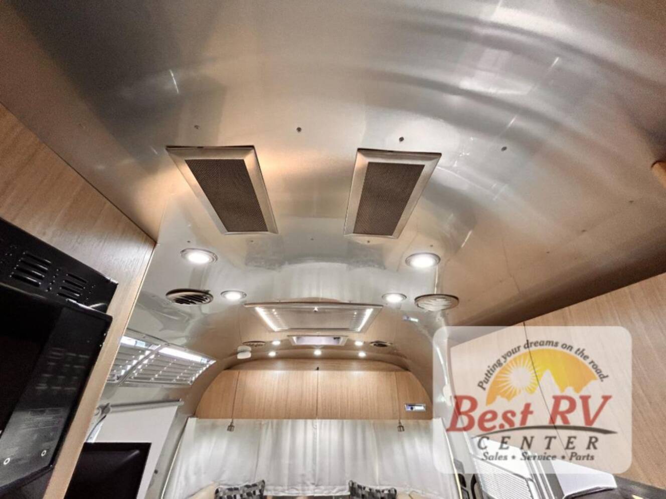 A photo of this 2017 Airstream Flying Cloud 23D Bunk
