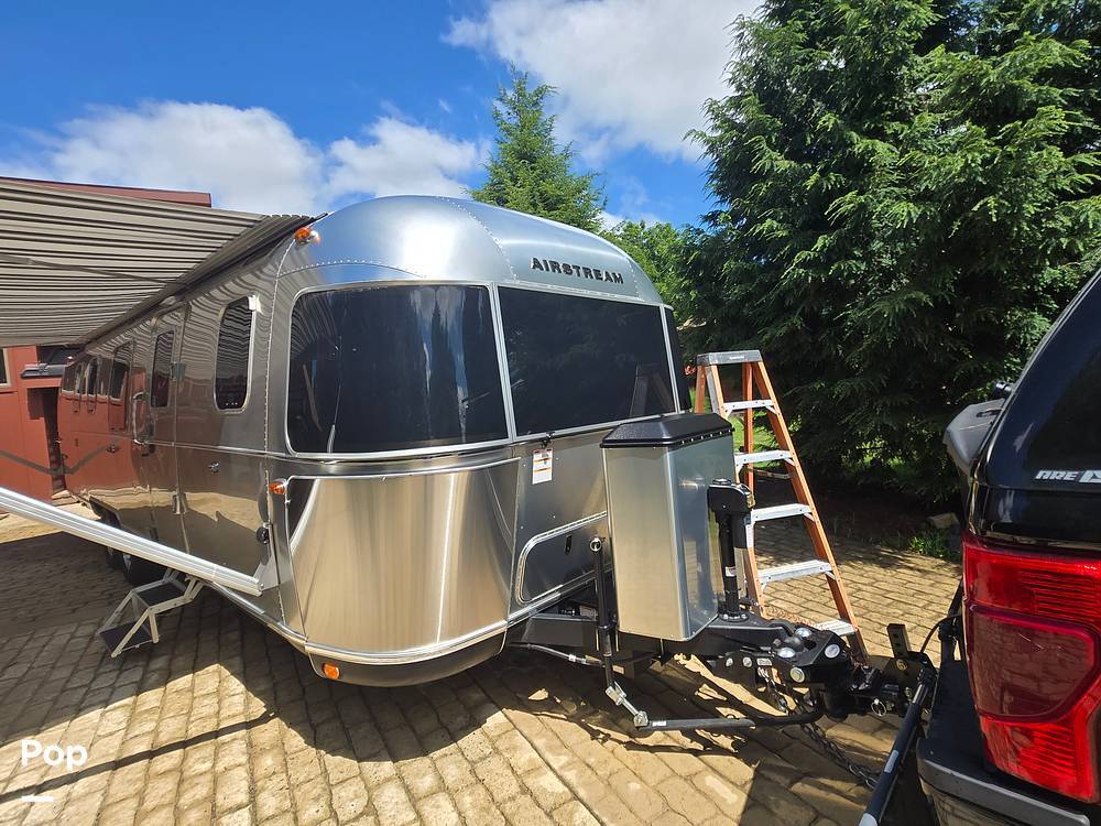 2023 Airstream Classic 33FBQ in honey brook PA