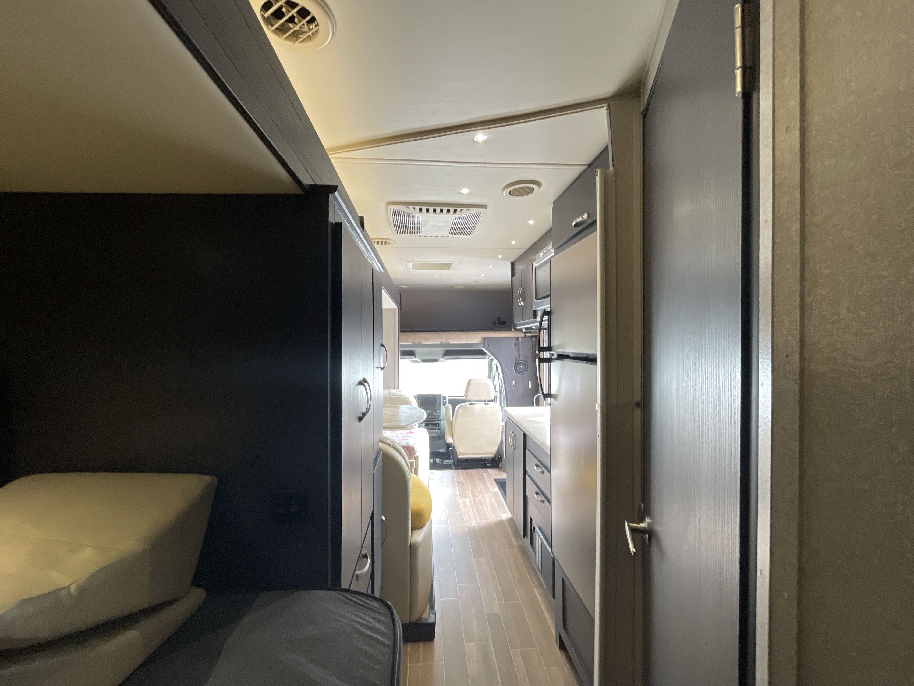 2019 Dynamax ISATA 3 24FW in holiday FL