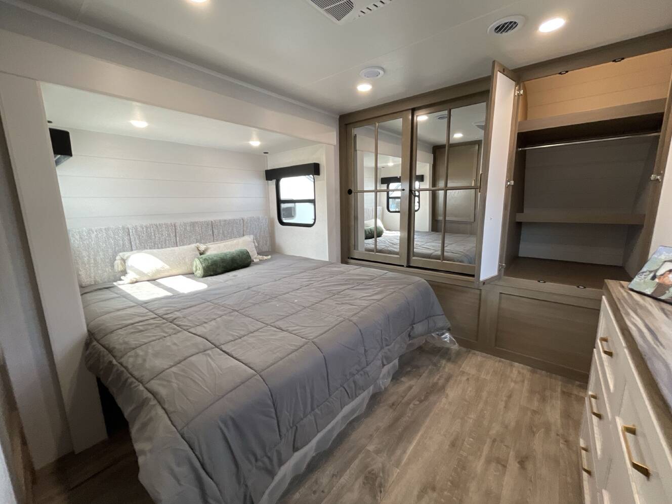 A photo of this 2027 Jayco EAGLE 294CKBS