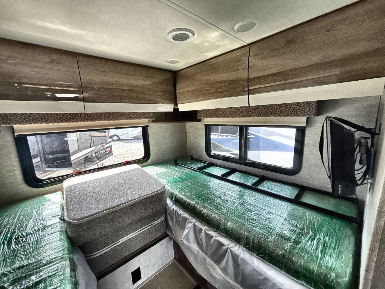 A photo of this 2021 Jayco MELBOURNE PRESTIGE 24TP