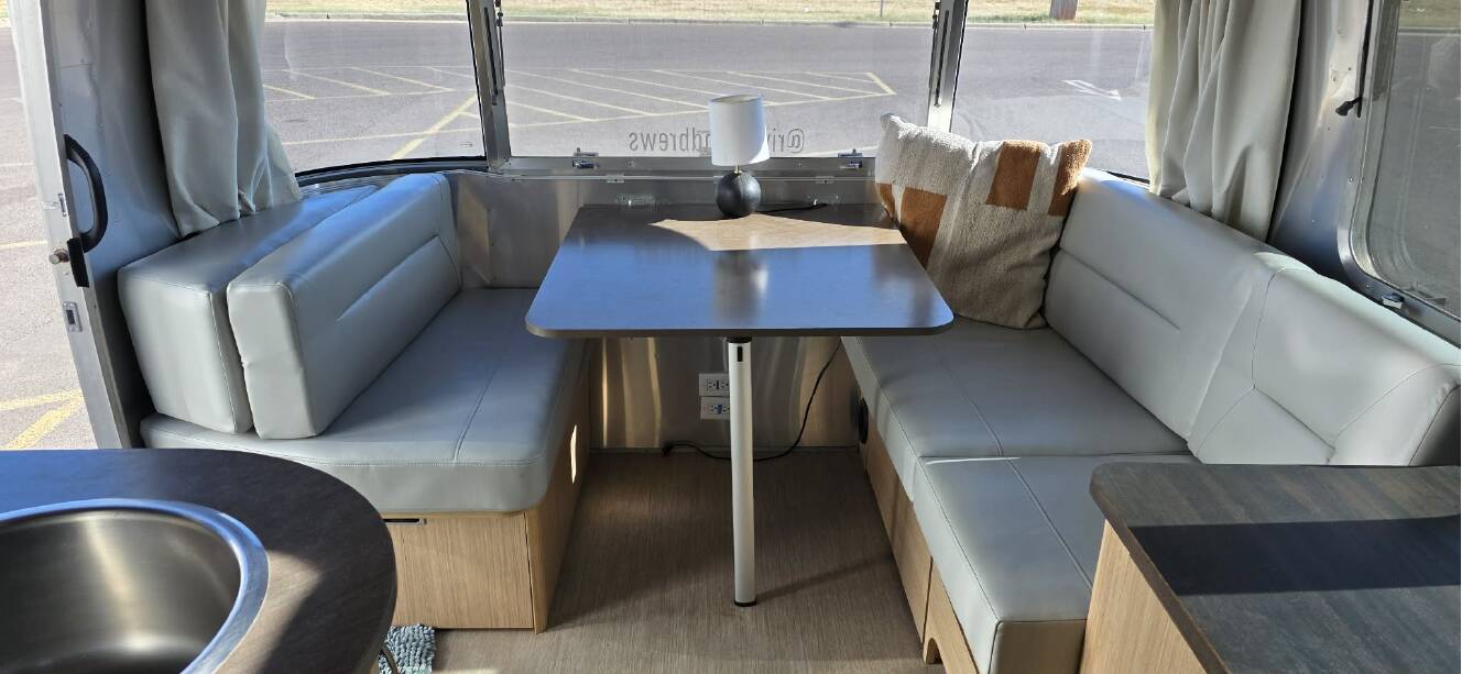 A photo of this 2017 Airstream FLYING CLOUD 27FB QUEEN