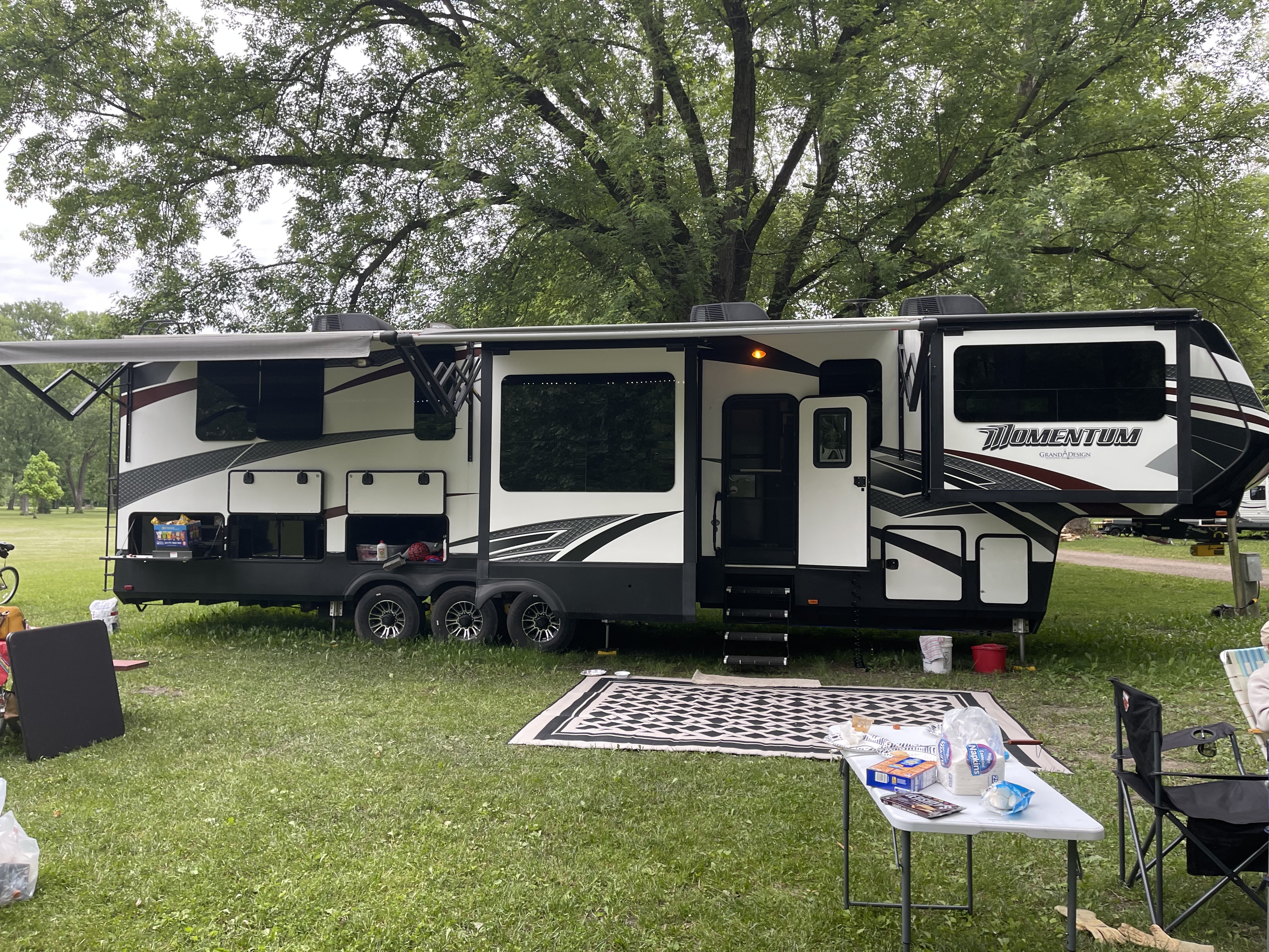 2018 Grand Design MOMENTUM 376TH in braidwood IL