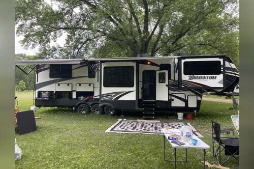 2018 Grand Design MOMENTUM 376TH in braidwood IL