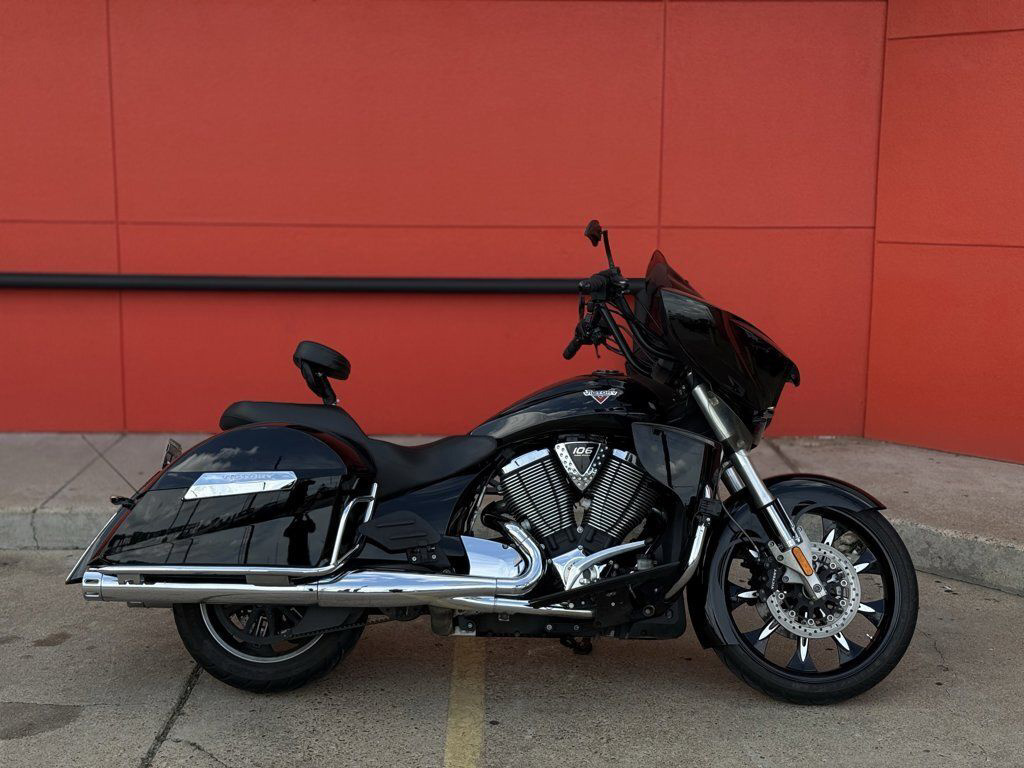2017 Victory Motorcycles Cross Country Tour Gloss Black TOUR in Houston, TX