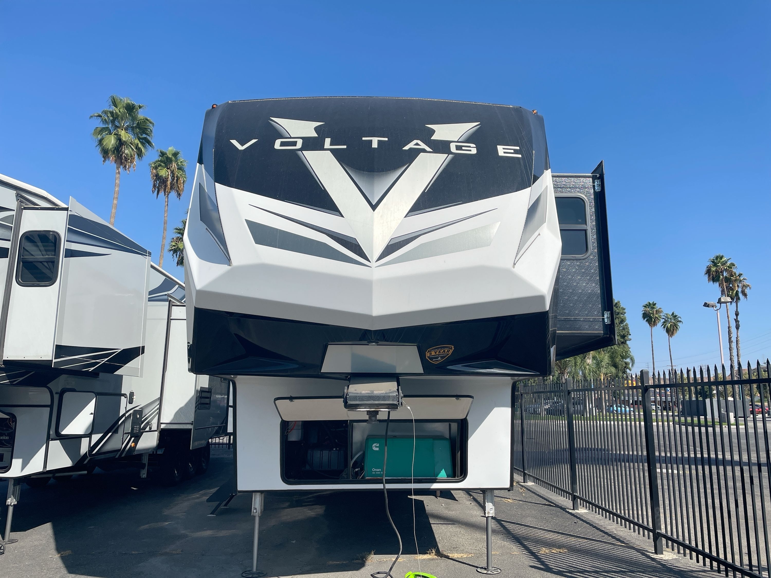 2022 Dutchmen VOLTAGE 3845 in colton CA