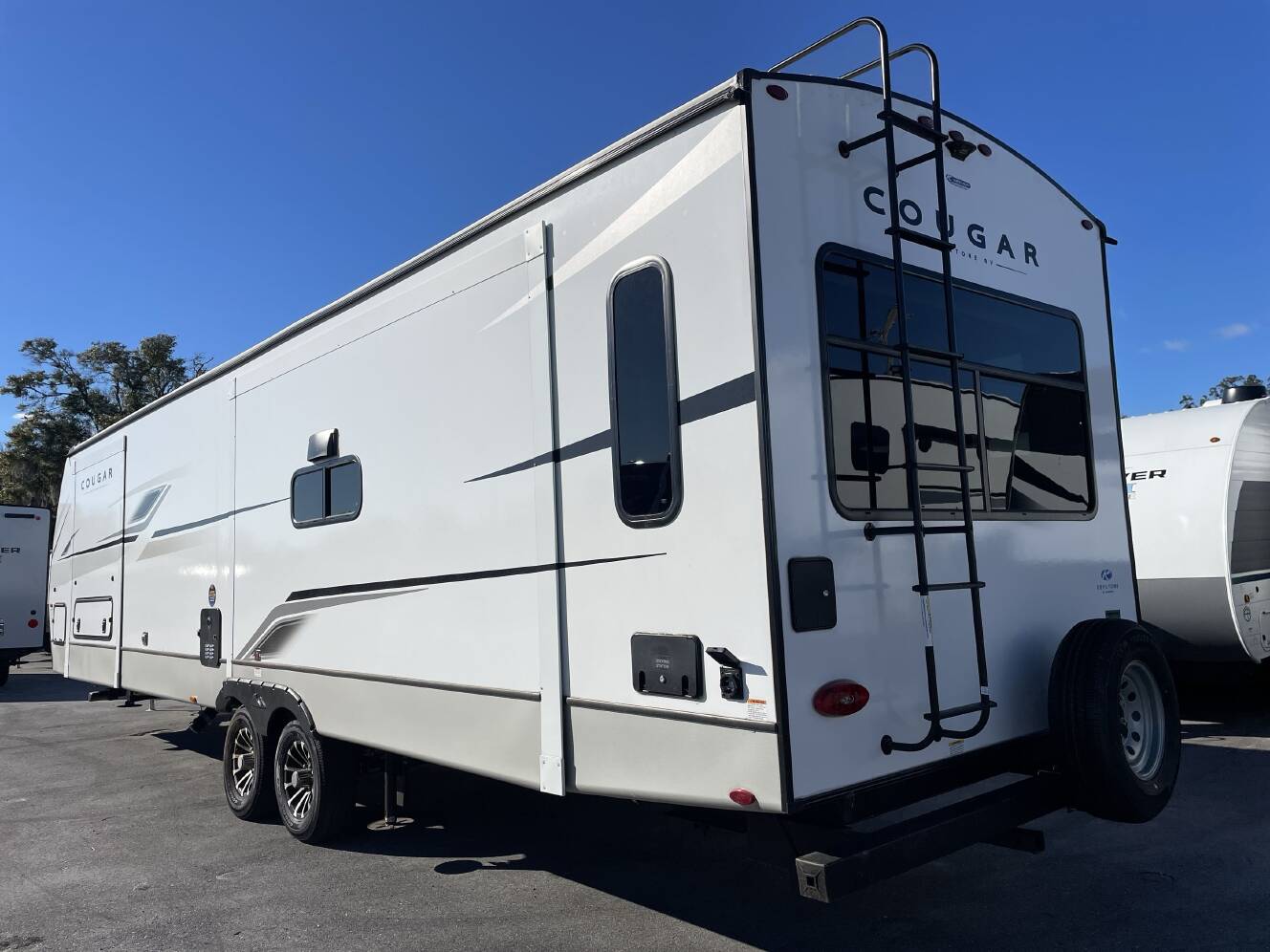 A photo of this 2024 Keystone COUGAR 33RLI
