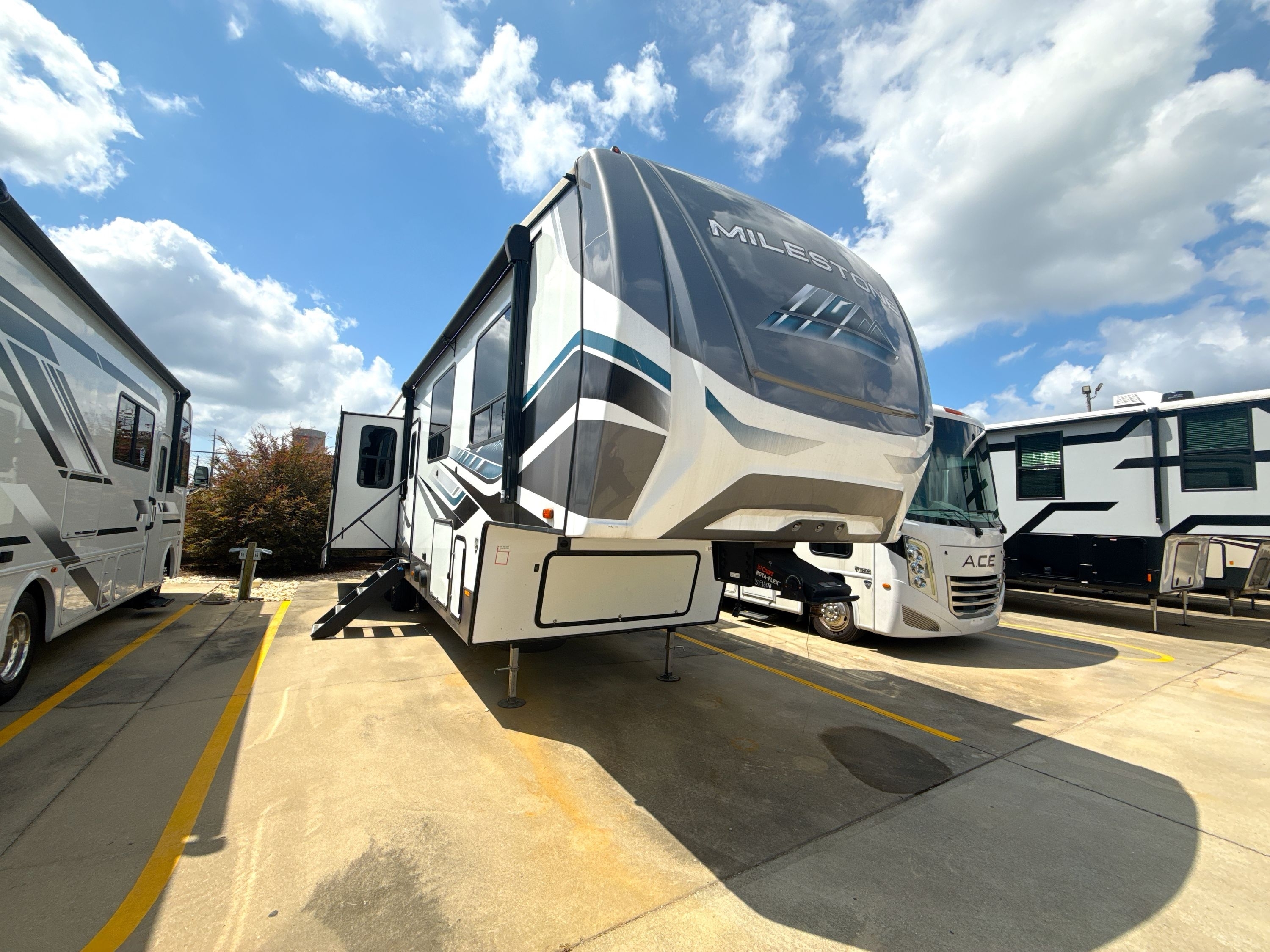 2023 Heartland MILESTONE 333MB RV