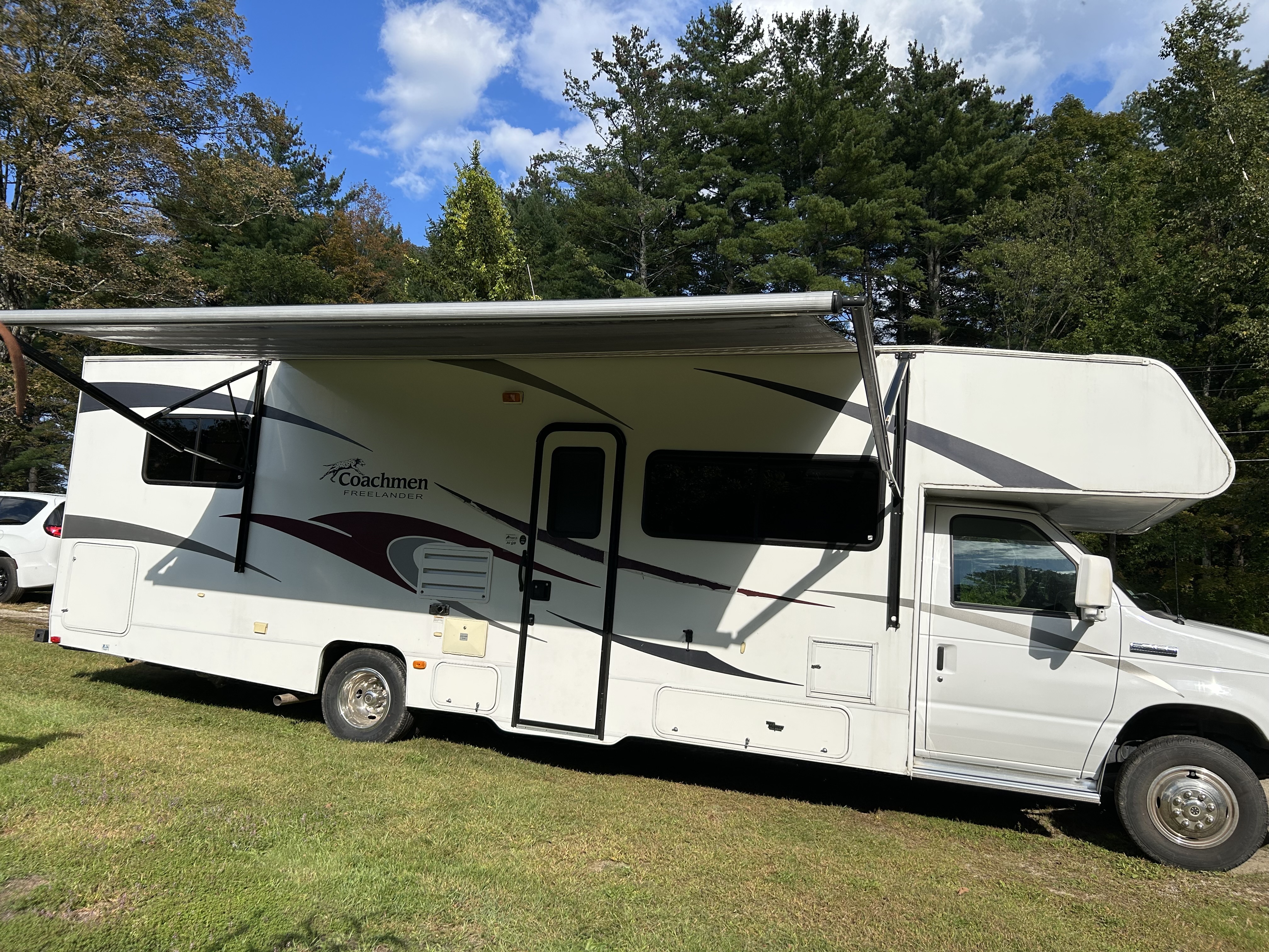 2010 Coachmen FREELANDER 30QB in lenox MA