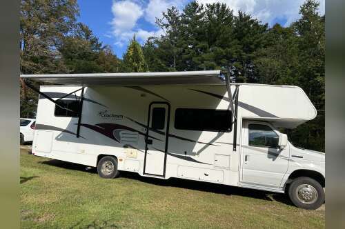 2010 Coachmen FREELANDER 30QB in lenox MA