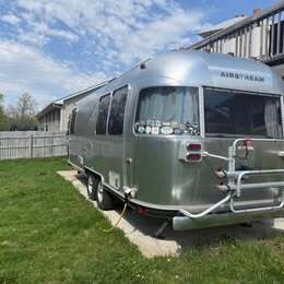 2009 Airstream INTERNATIONAL SIGNATURE 25FB in red wing MN