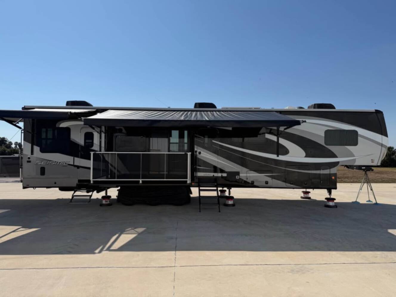 A photo of this 2020 Jayco SEISMIC 4113