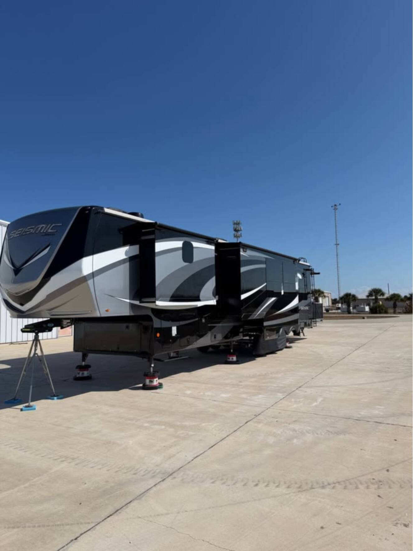 A photo of this 2020 Jayco SEISMIC 4113