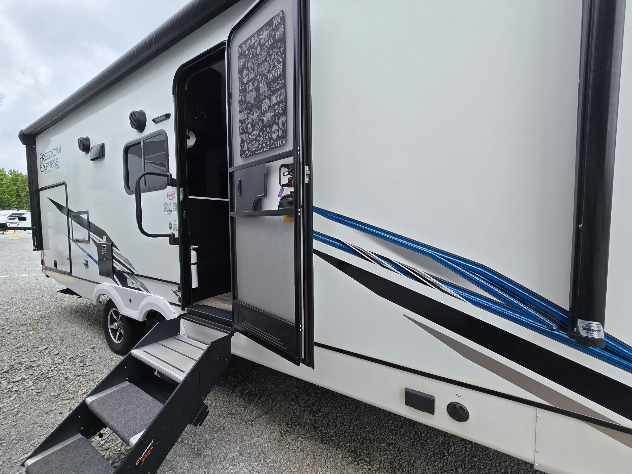 2023 Coachmen FREEDOM EXPRESS ULTRA LITE 252RBS in huntsville AL