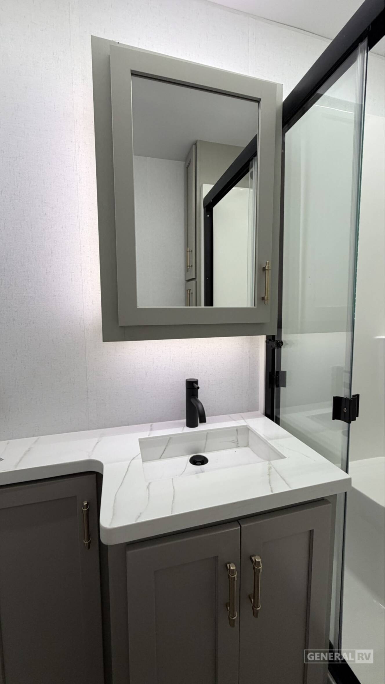 A photo of this 2026 Axiom VENDETTA V4250SP
