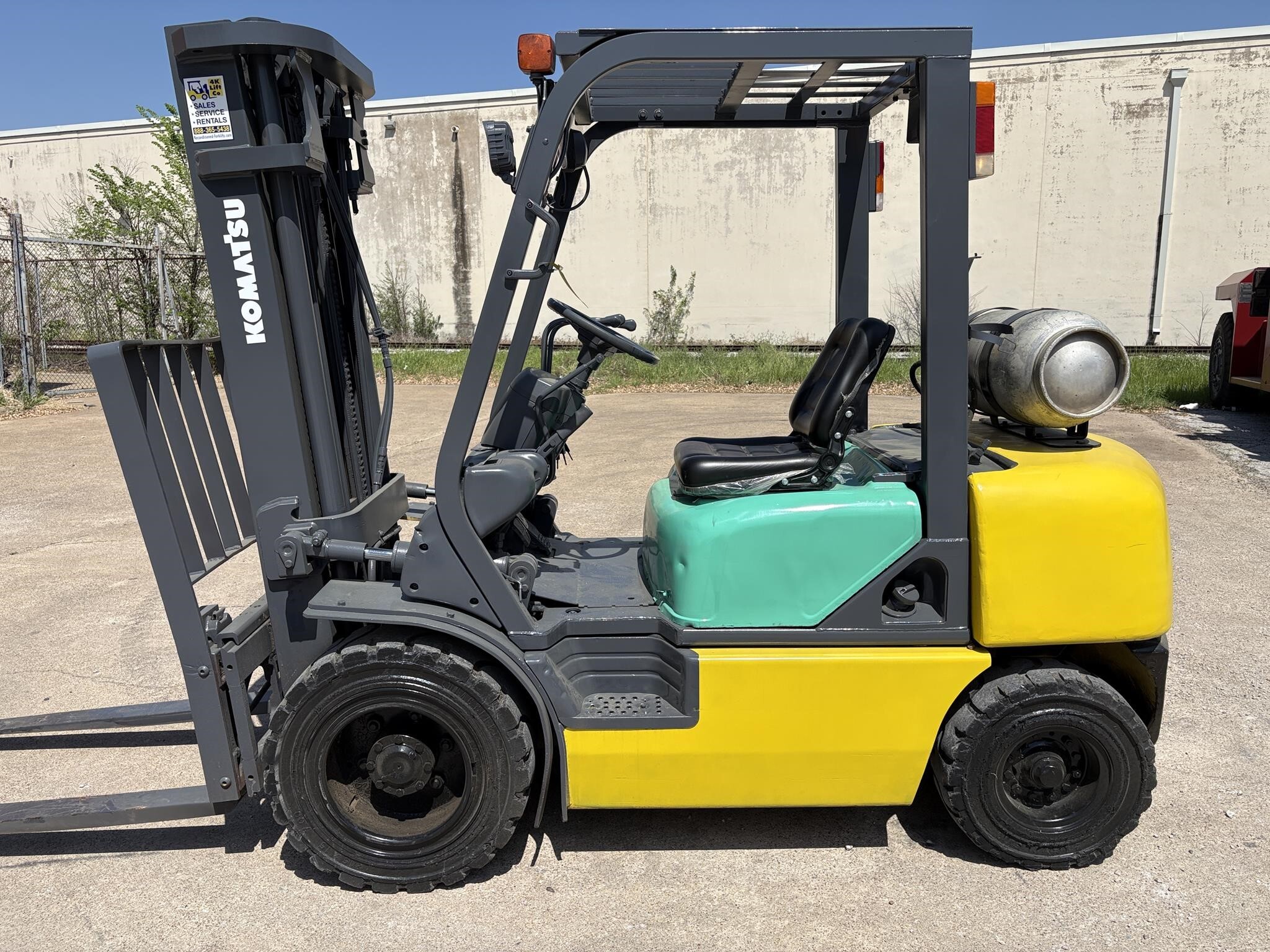 KOMATSU FG25T-12 in Dallas, TX