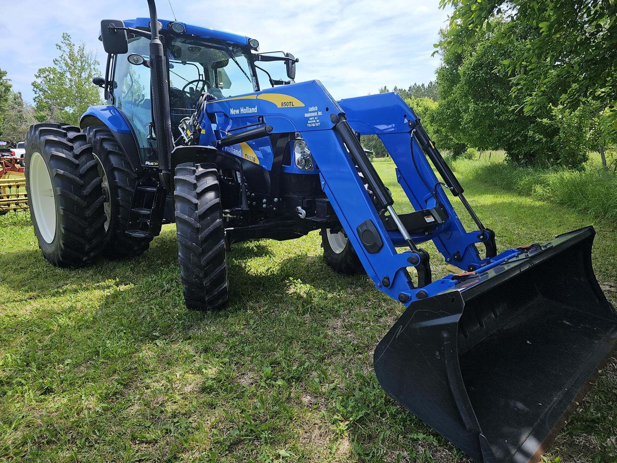 2012 NEW HOLLAND T6070 PLUS in Caledonia, MN