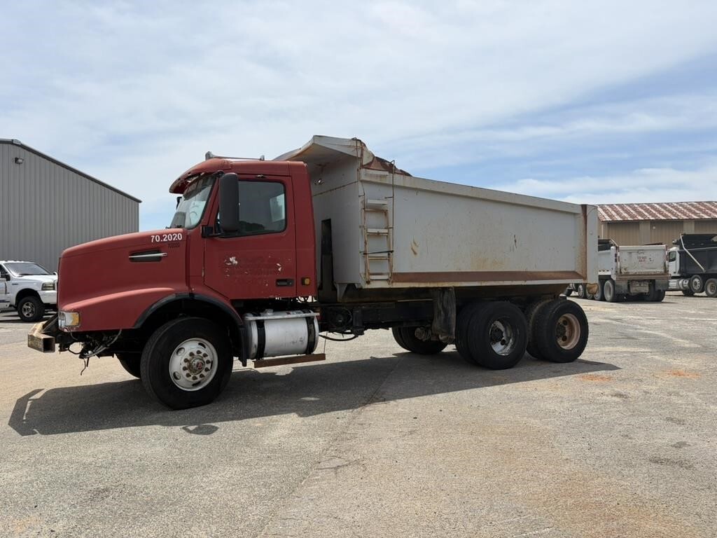 2002 VOLVO VHD104B200 in Mount Airy, NC