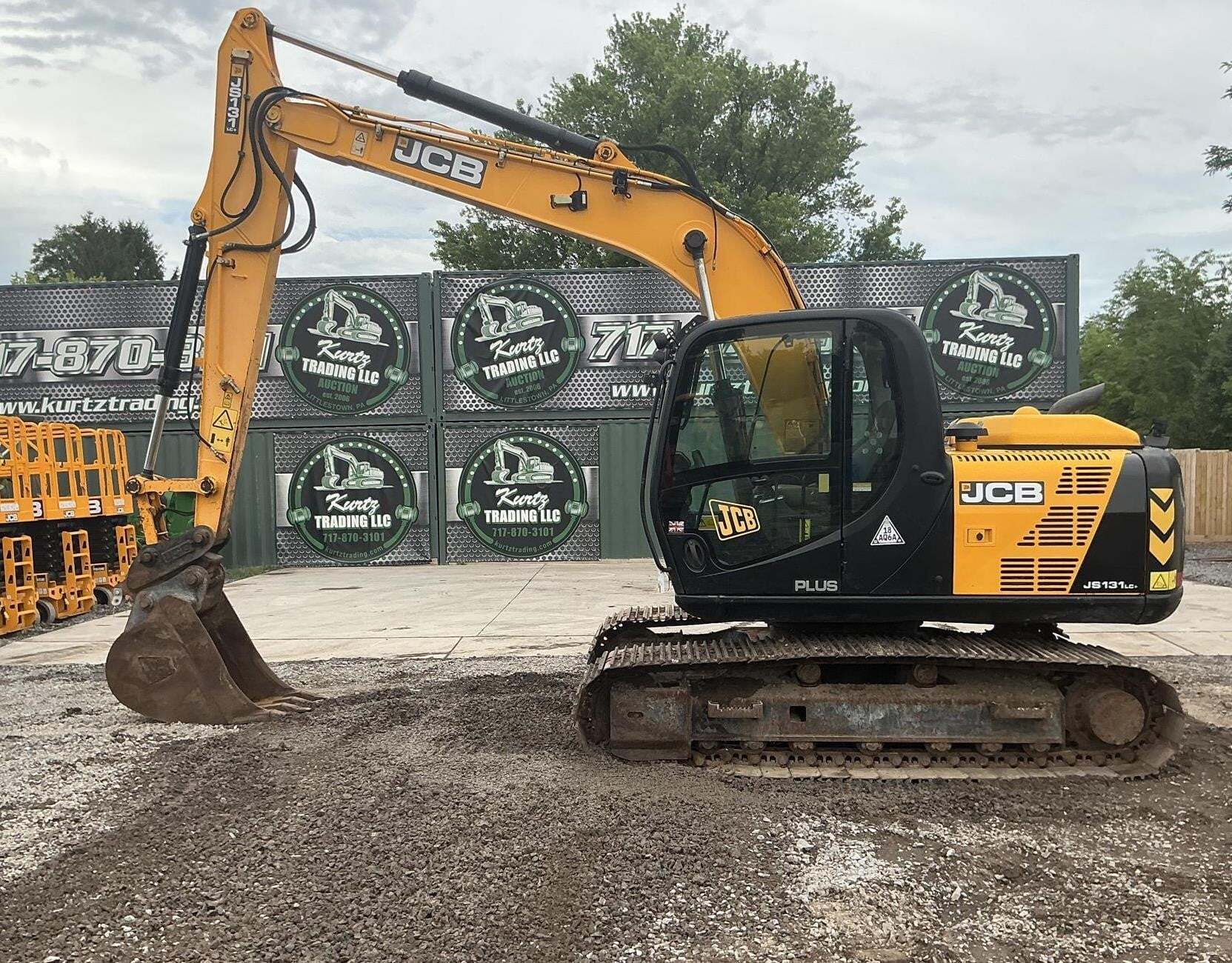 2017 JCB JS131 LC in Littlestown, PA