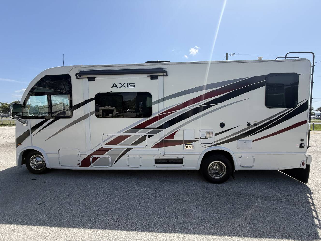 A photo of this 2023 Thor Axis 24.3