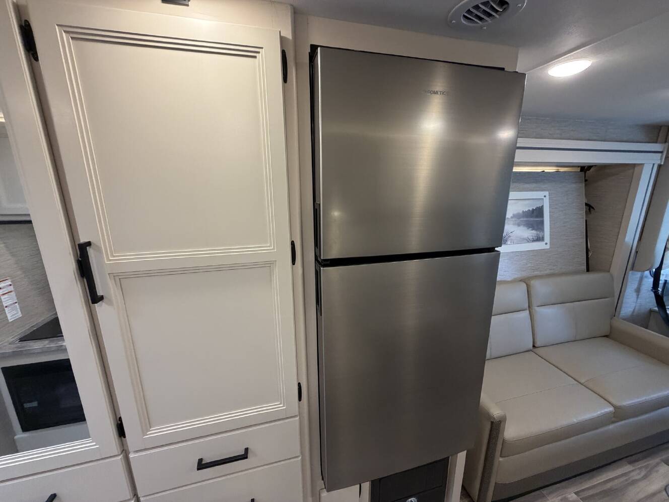 A photo of this 2023 Thor Axis 24.3