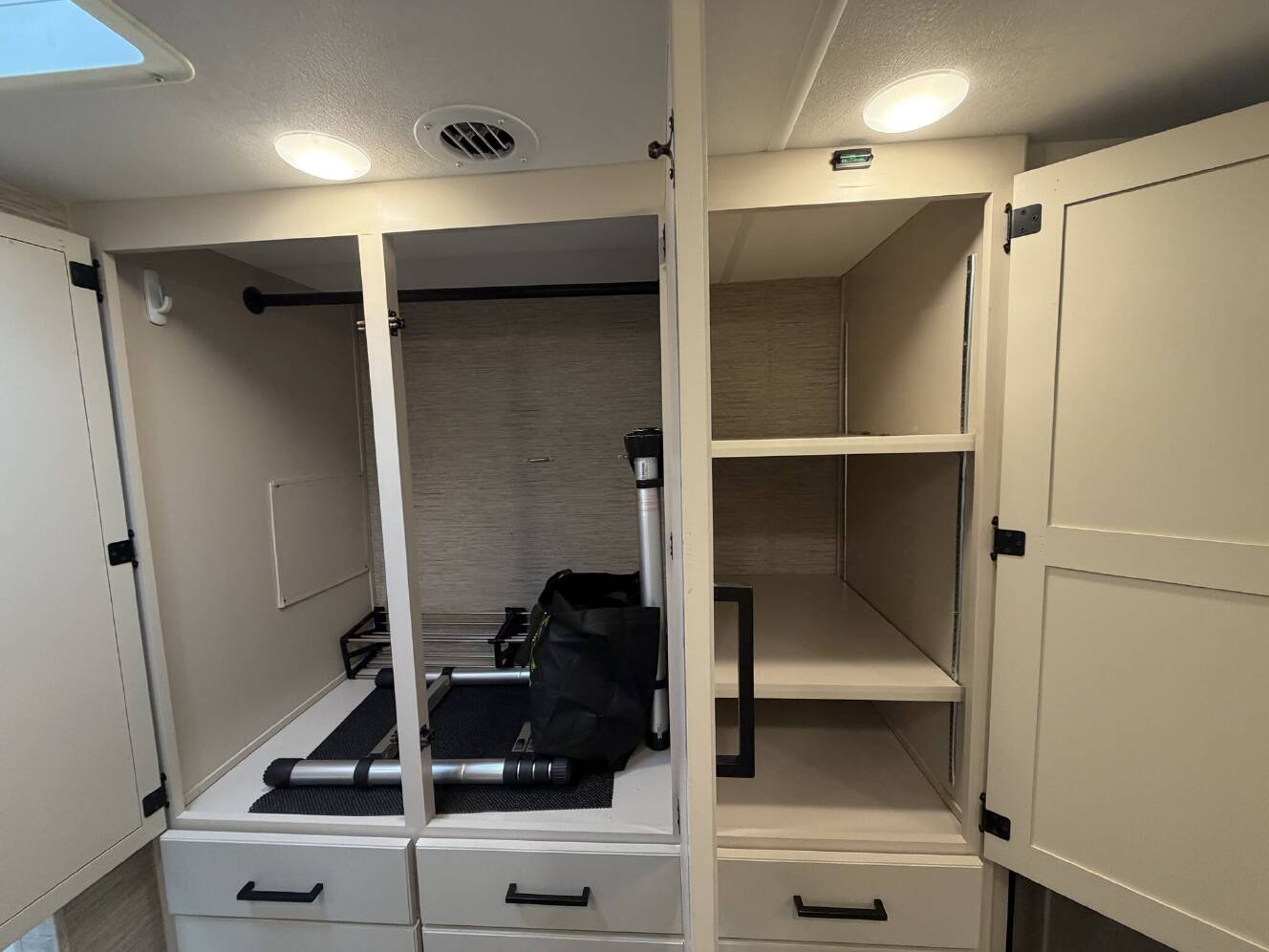 A photo of this 2023 Thor Axis 24.3